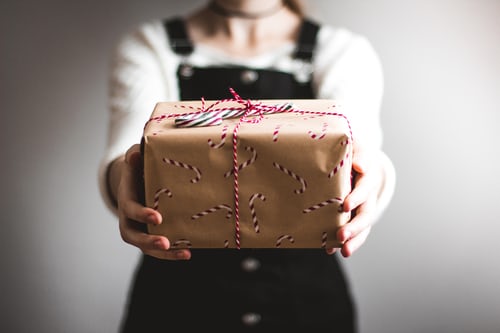 Weihnachtsgeschenk Photo by Kira auf der Heide on Unsplash